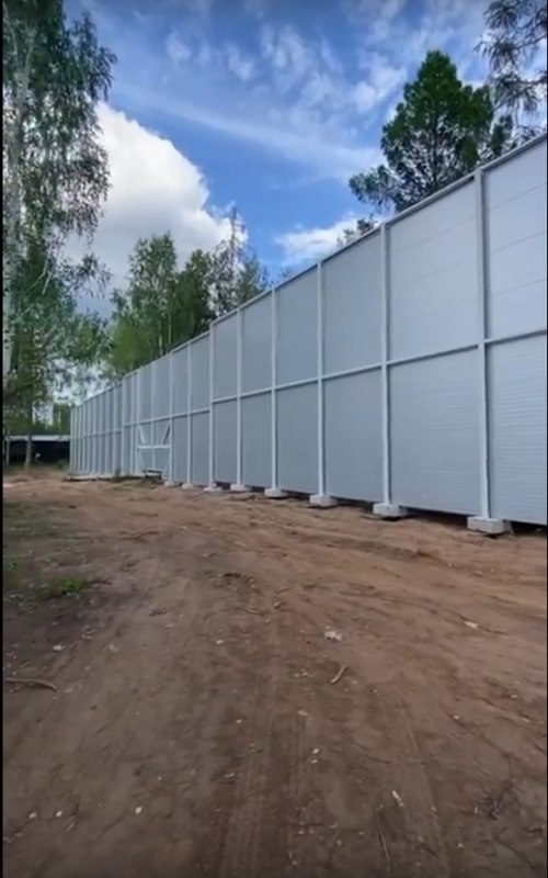 Шумозащитный экран в городке Металлургов