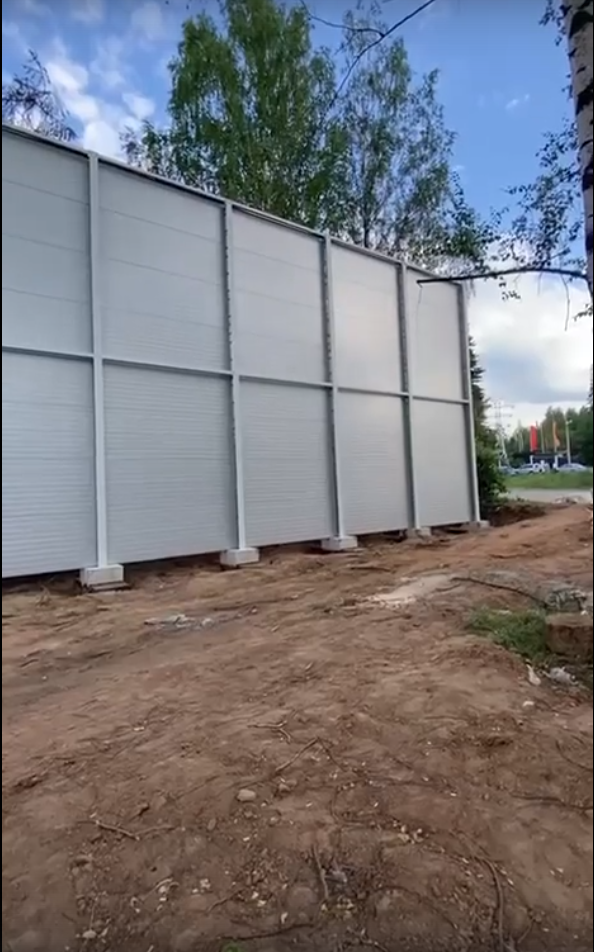 Шумозащитный экран в городке Металлургов